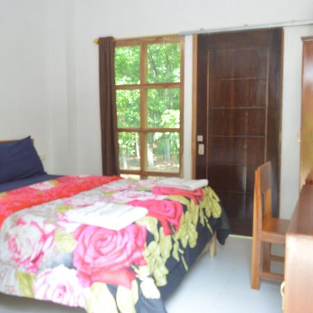 Labuan Bajo Mahoni Guesthouse Экстерьер фото