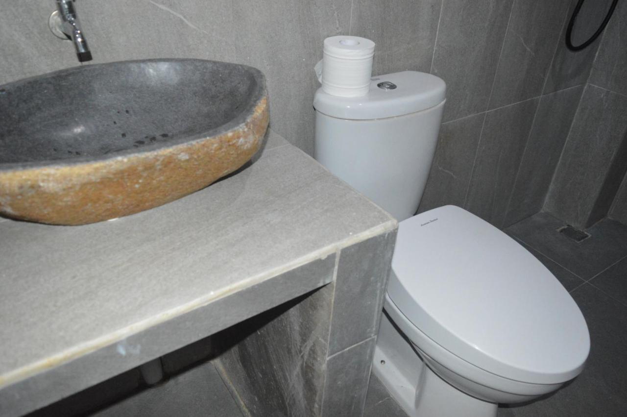 Labuan Bajo Mahoni Guesthouse Экстерьер фото