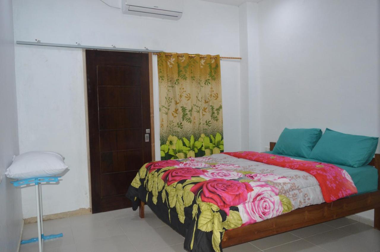Labuan Bajo Mahoni Guesthouse Экстерьер фото