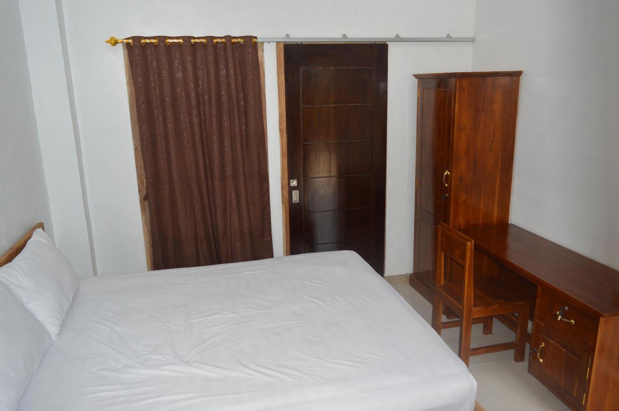 Labuan Bajo Mahoni Guesthouse Экстерьер фото