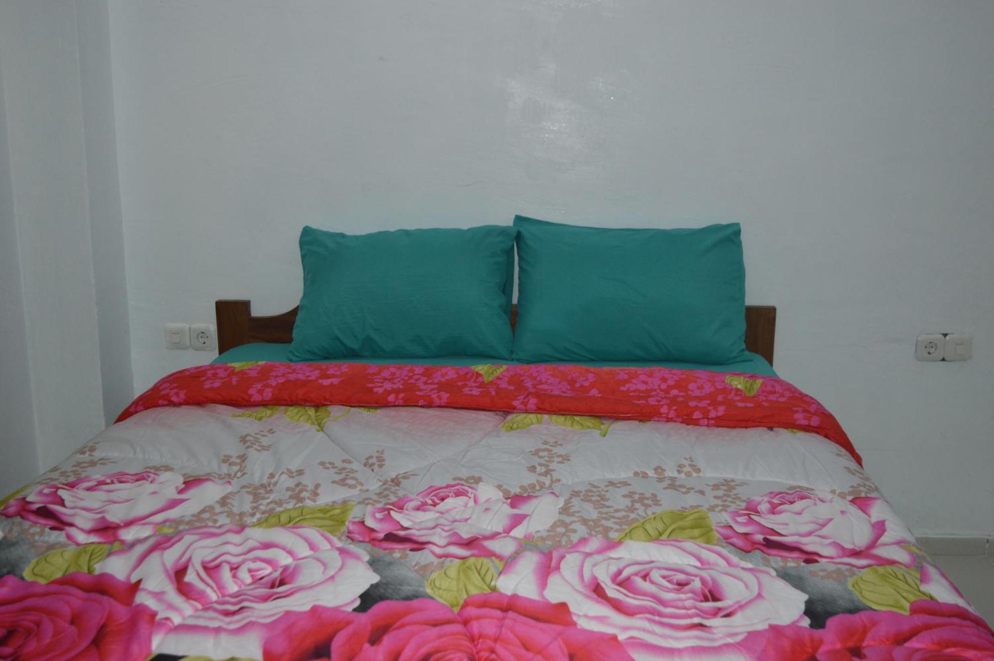 Labuan Bajo Mahoni Guesthouse Экстерьер фото