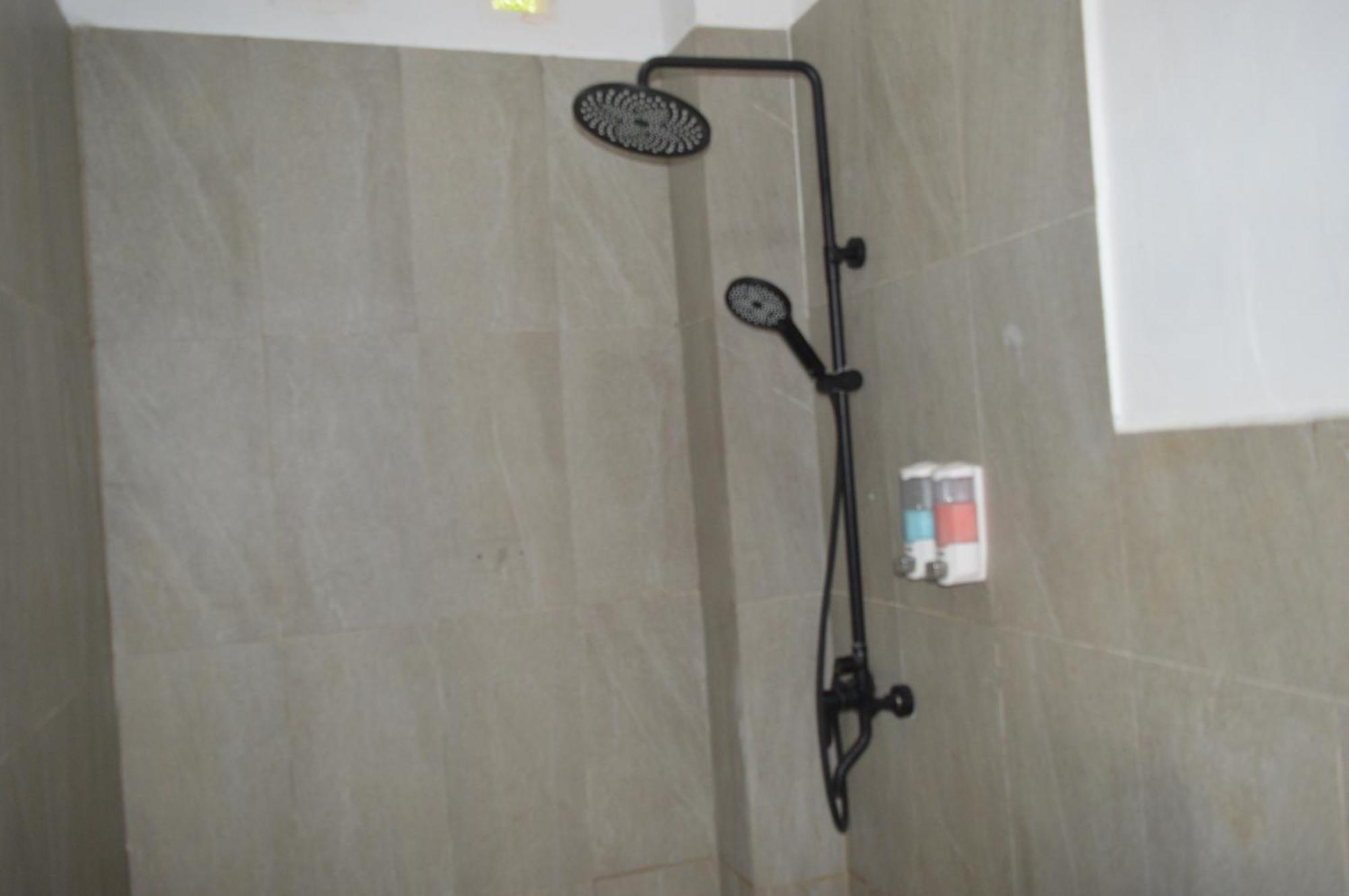 Labuan Bajo Mahoni Guesthouse Экстерьер фото