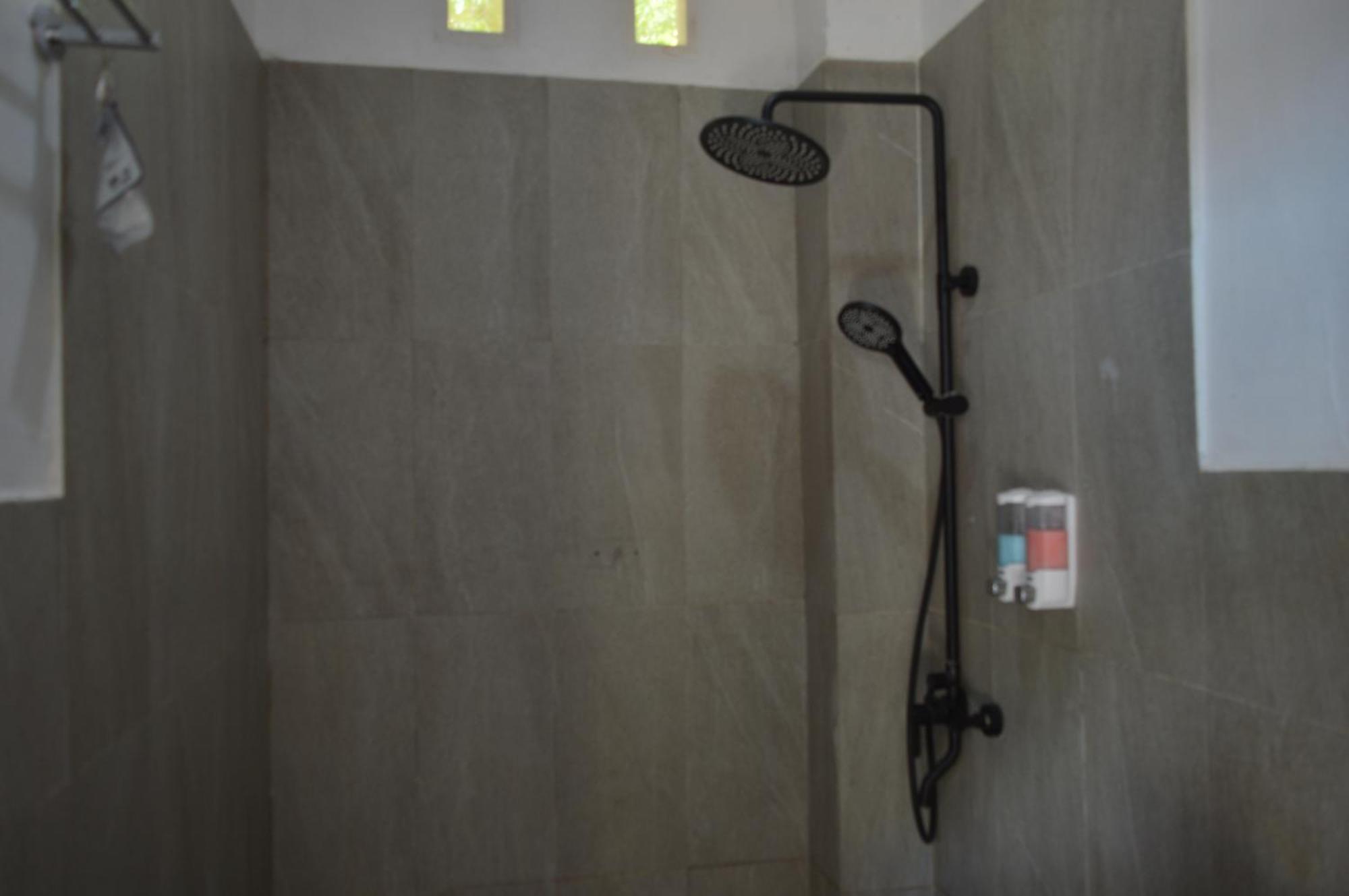 Labuan Bajo Mahoni Guesthouse Экстерьер фото