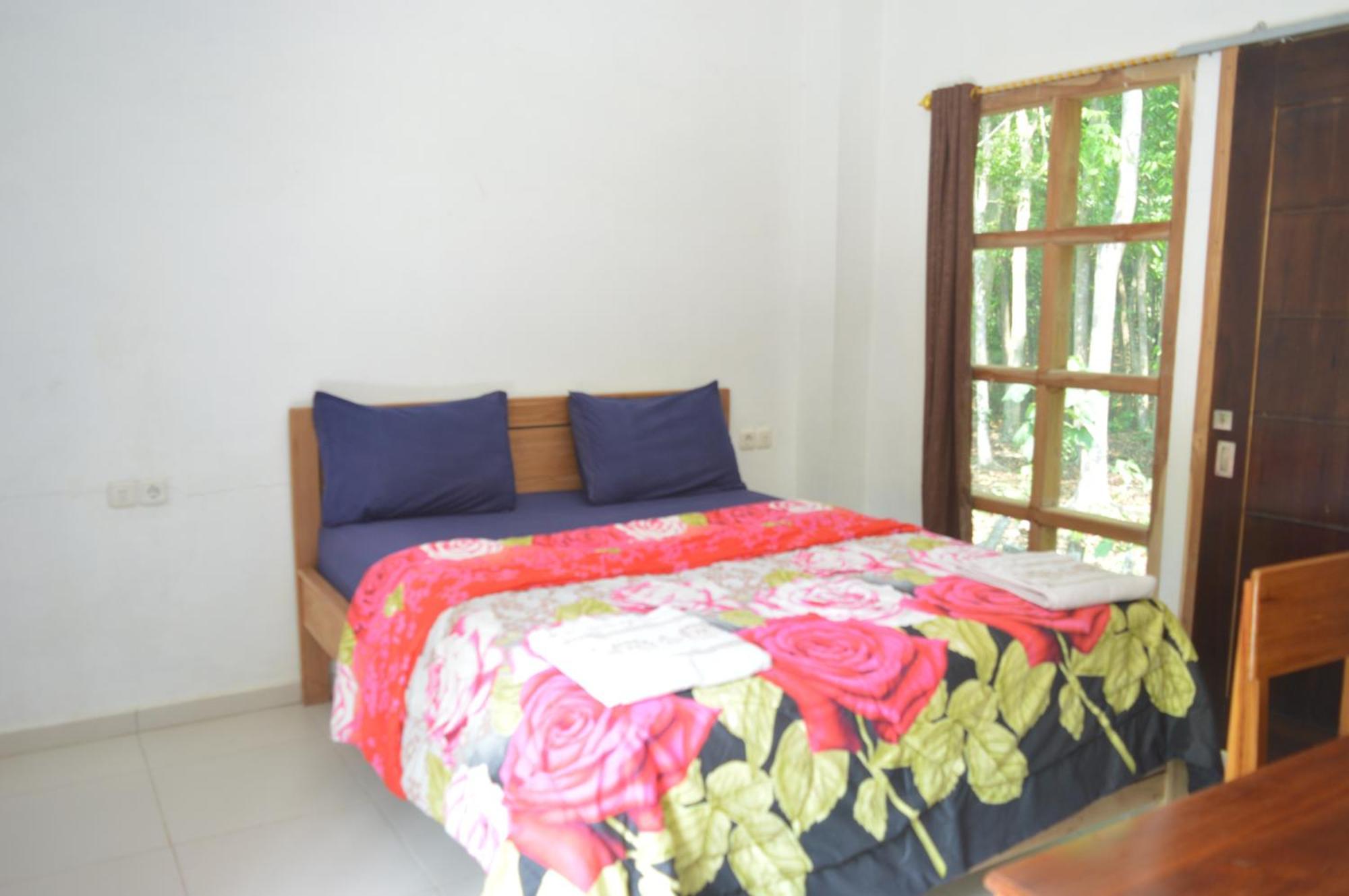 Labuan Bajo Mahoni Guesthouse Экстерьер фото