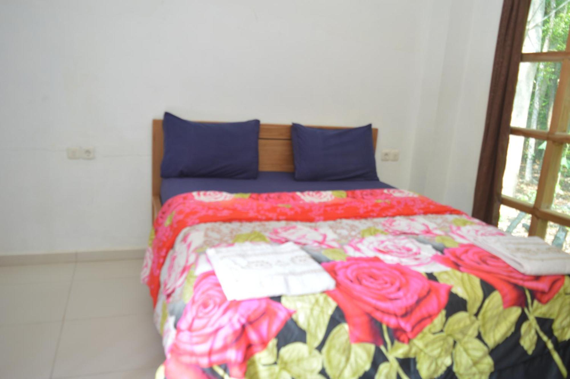 Labuan Bajo Mahoni Guesthouse Экстерьер фото